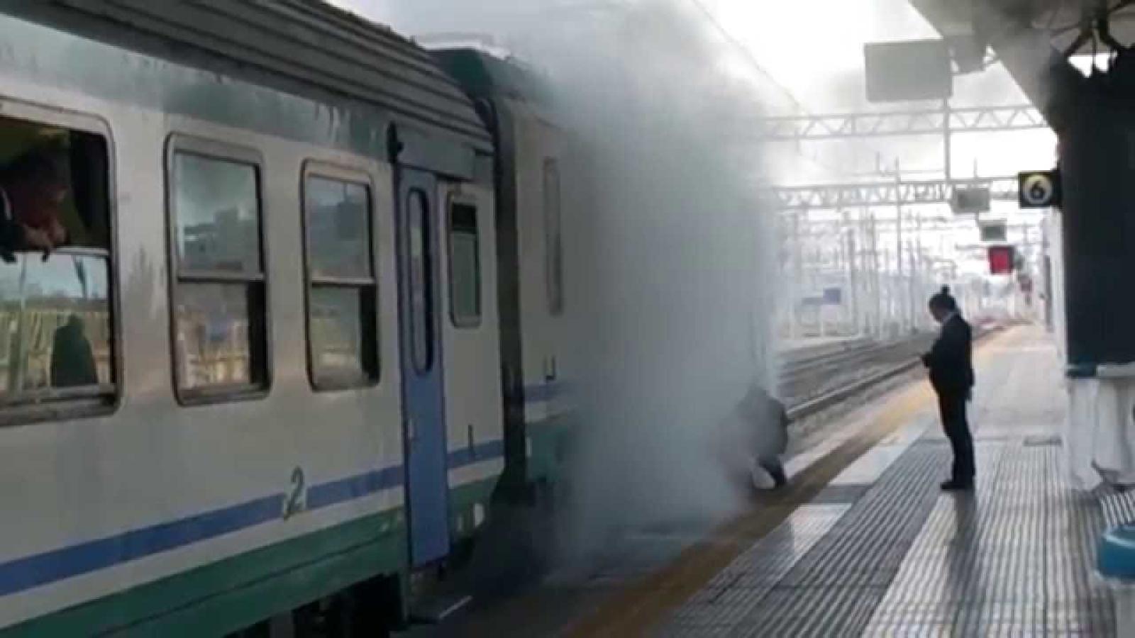 Fiamme sulla littorina, evacuati i passeggeri