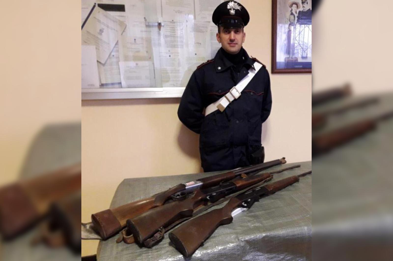 Dal fosso spuntano tre fucili