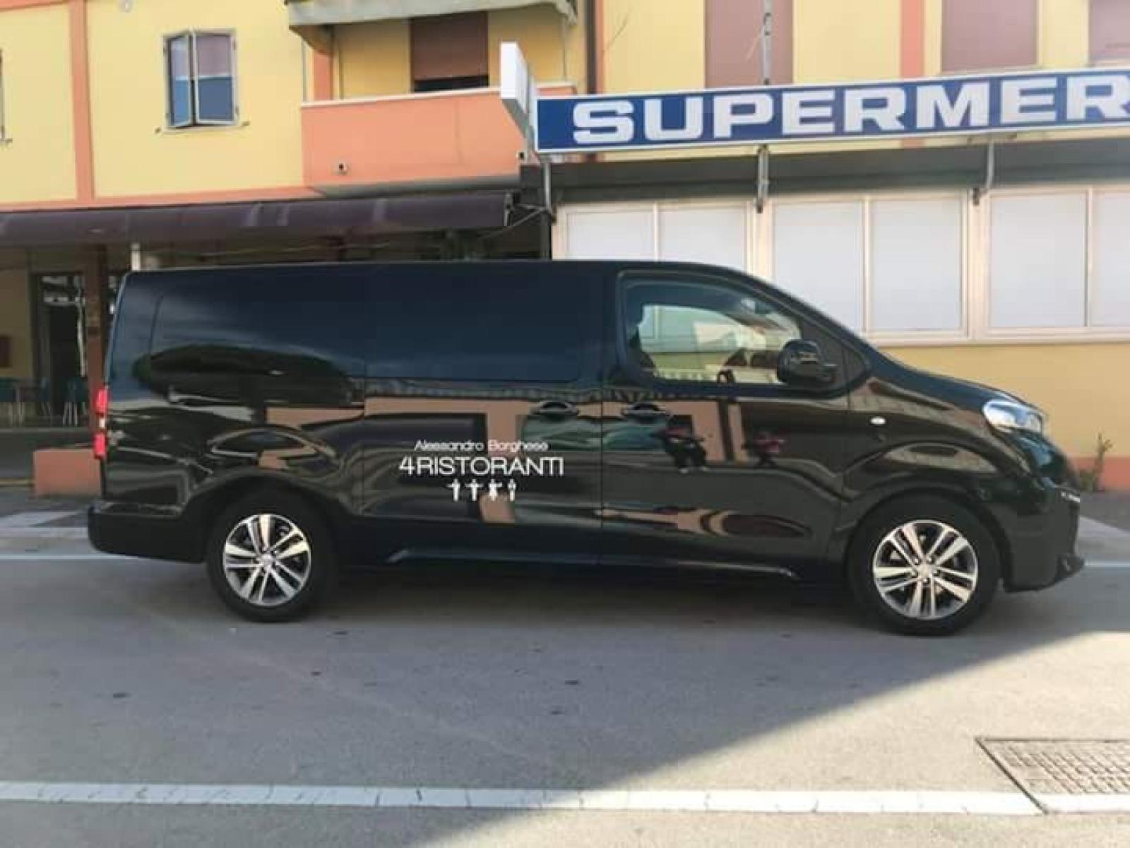 Avvistato il Van dai vetri oscurati di Alessandro Borghese