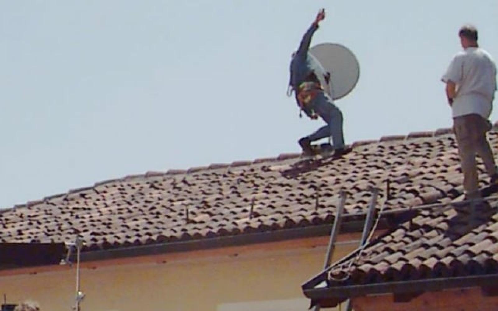 Antennista vola gi&ugrave; dalla scala