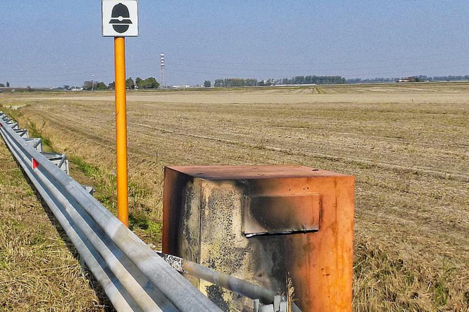 Autovelox fisso dato alle fiamme e completamente distrutto