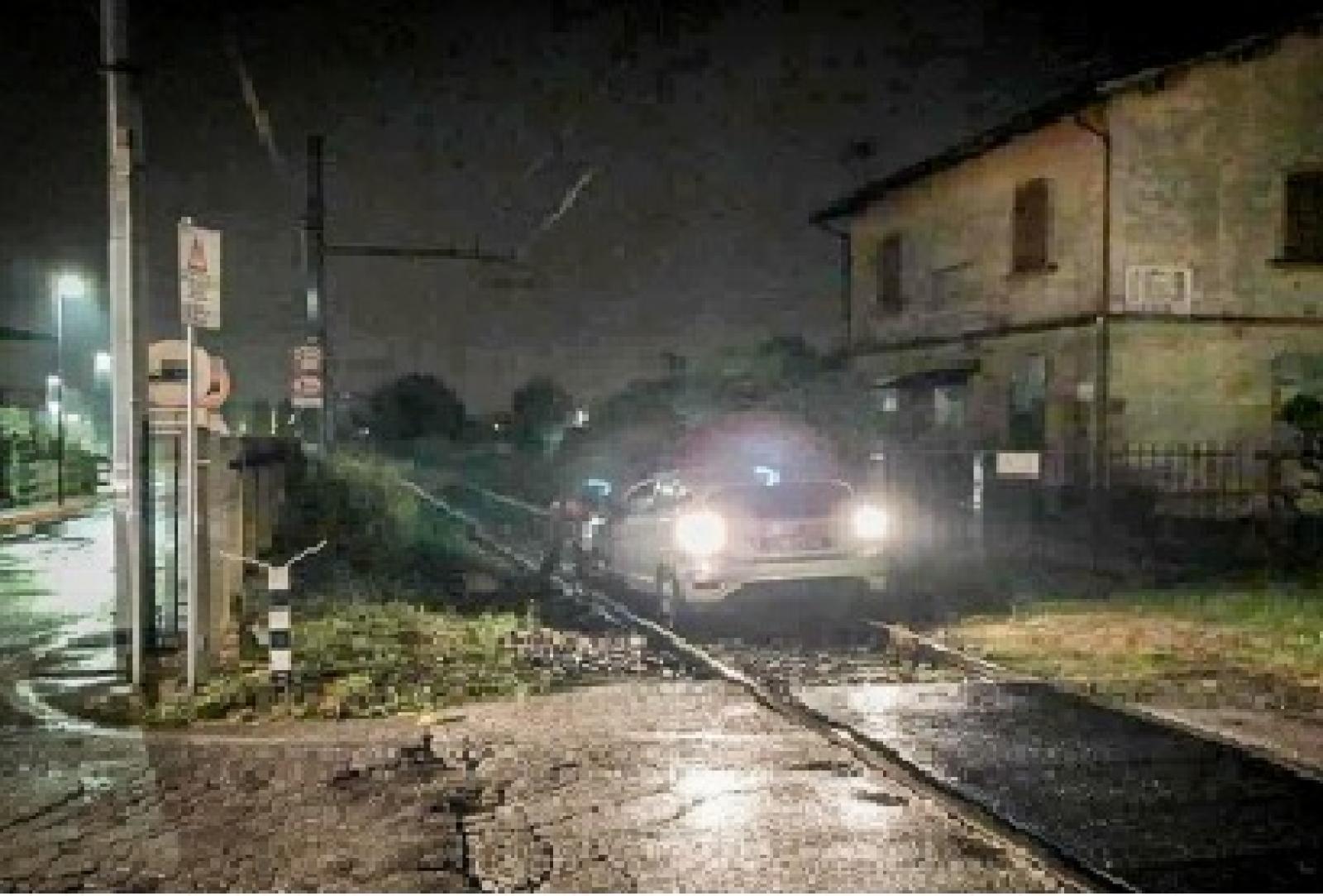 Peggio che in un incubo: finisce sui binari e l'auto si blocca