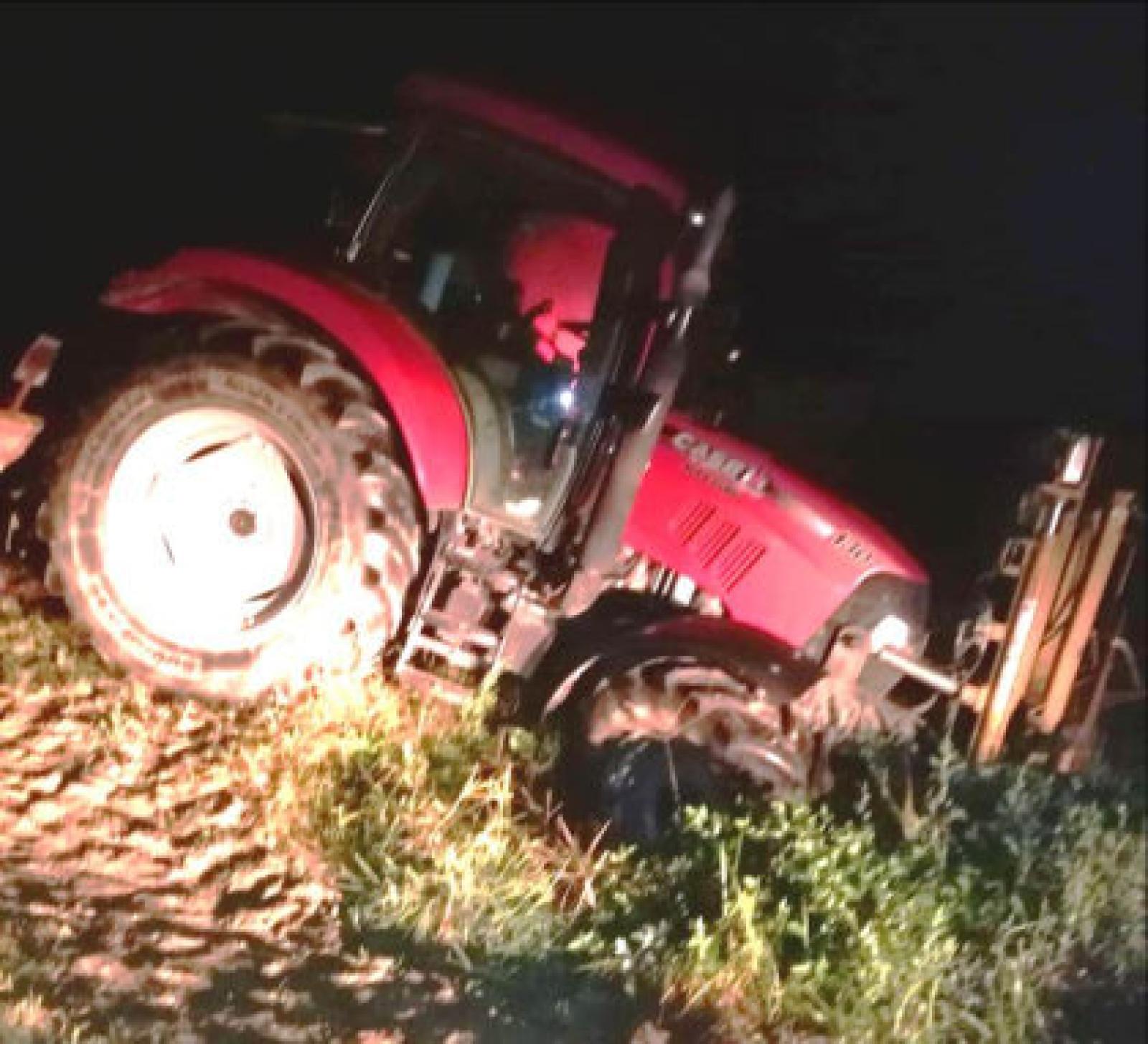 Il trattore si pianta nel fossato, i ladri fuggono a mani vuote
