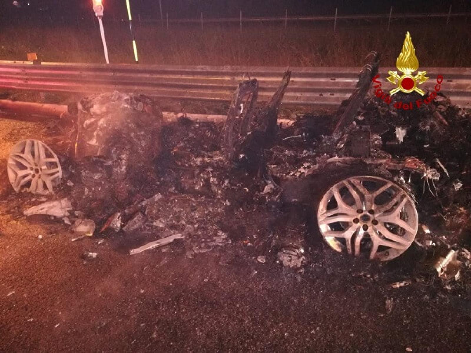 Fiamme in autostrada, suv distrutto