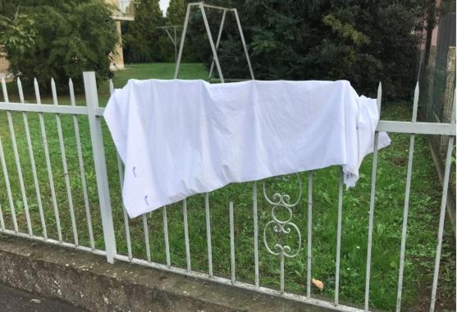 Bimbo  infilzato nella punta acuminata di un cancello