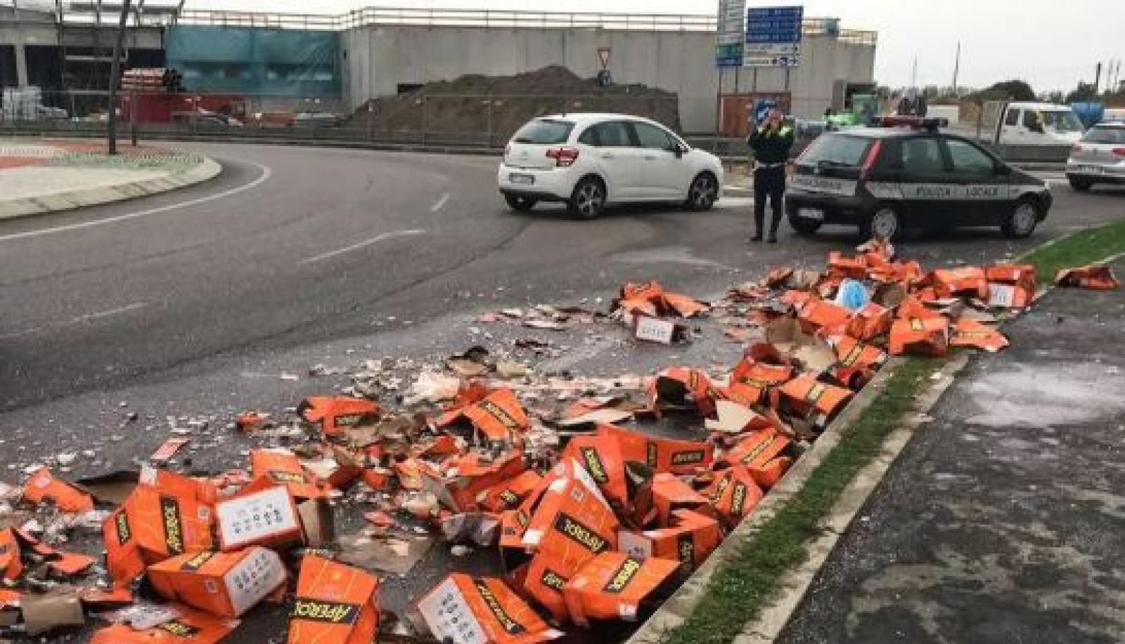 Si rovescia camion carico di Aperol, i passanti a caccia delle bottiglie