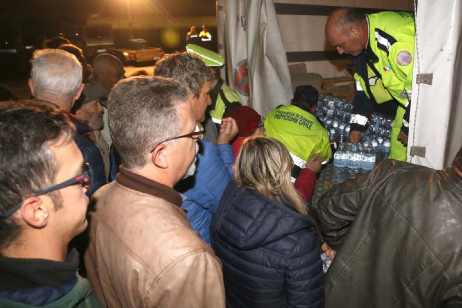 Cisterne e bottiglie d'acqua: ecco i punti di distribuzione attivi oggi