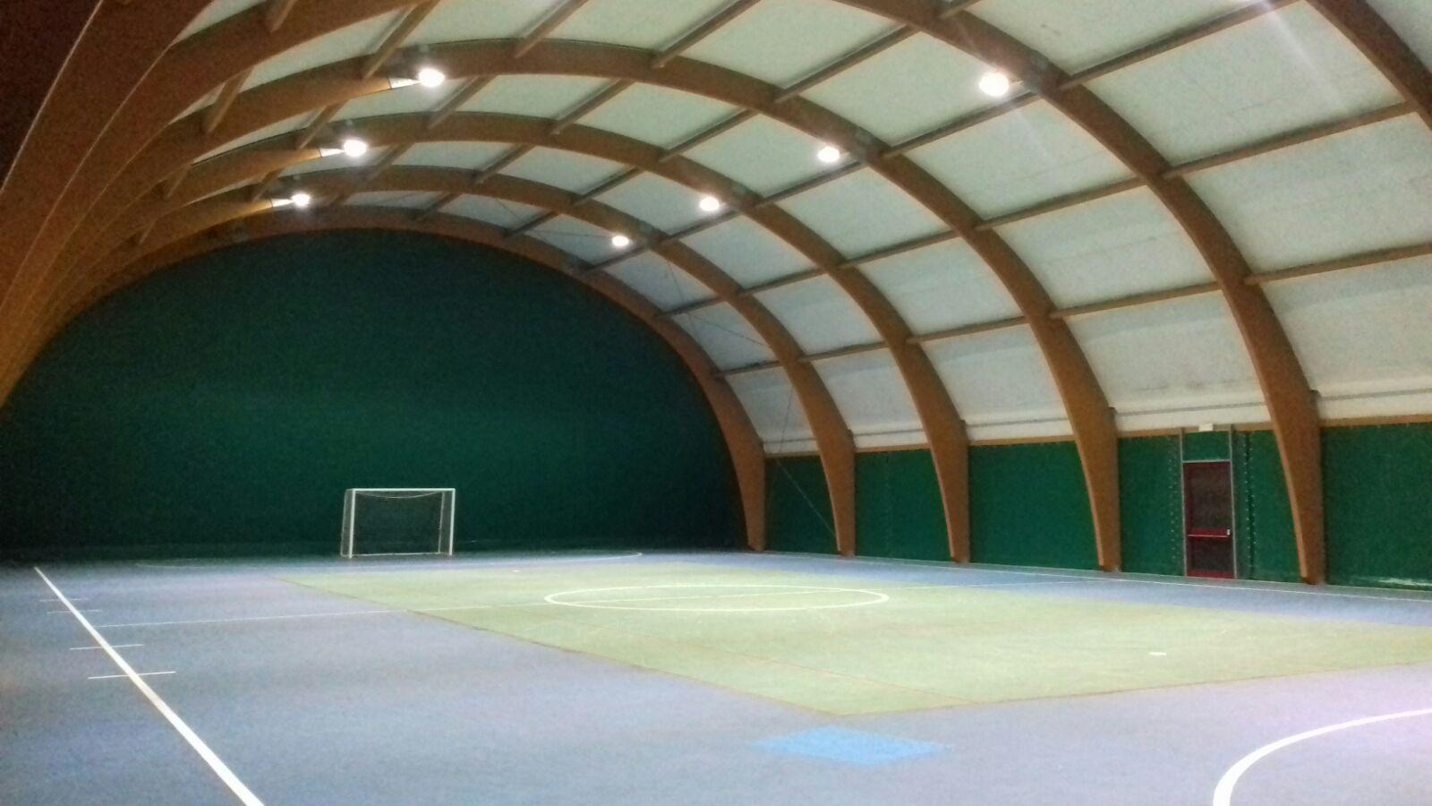 Tensostruttura, vola via il telone