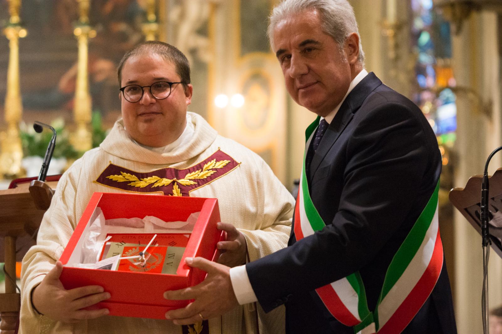 Il saluto dei fedeli a don Enrico