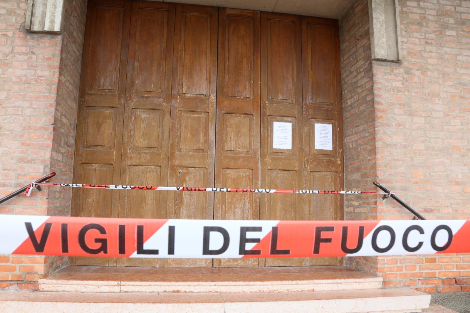 Crollo in chiesa: "Poteva essere una strage"