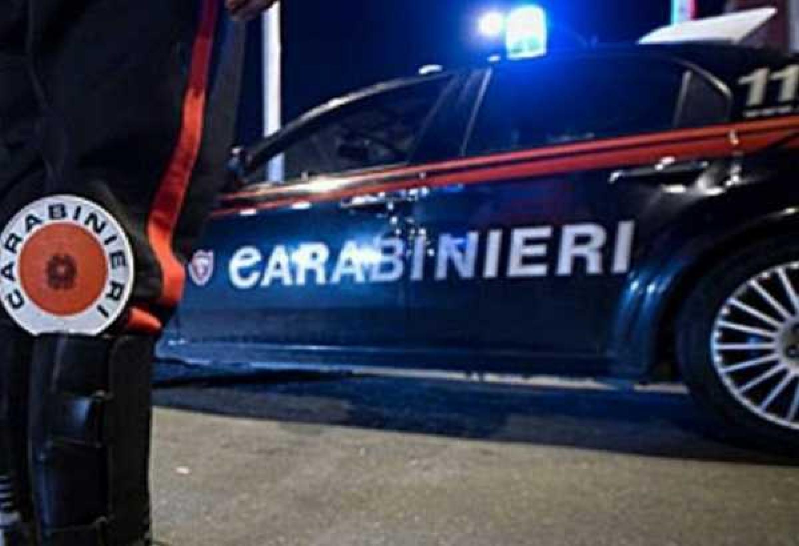 Donna picchiata a sangue da un ladro nel giardino di casa
