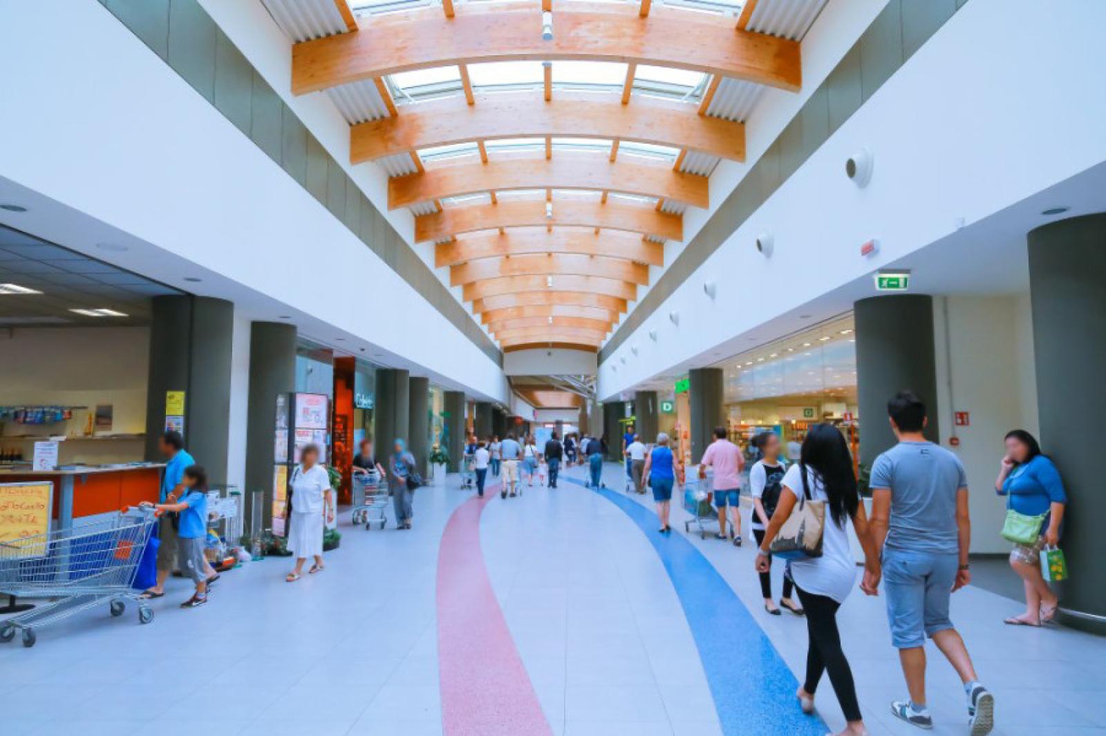 Ruba i vestiti e investe la guardia