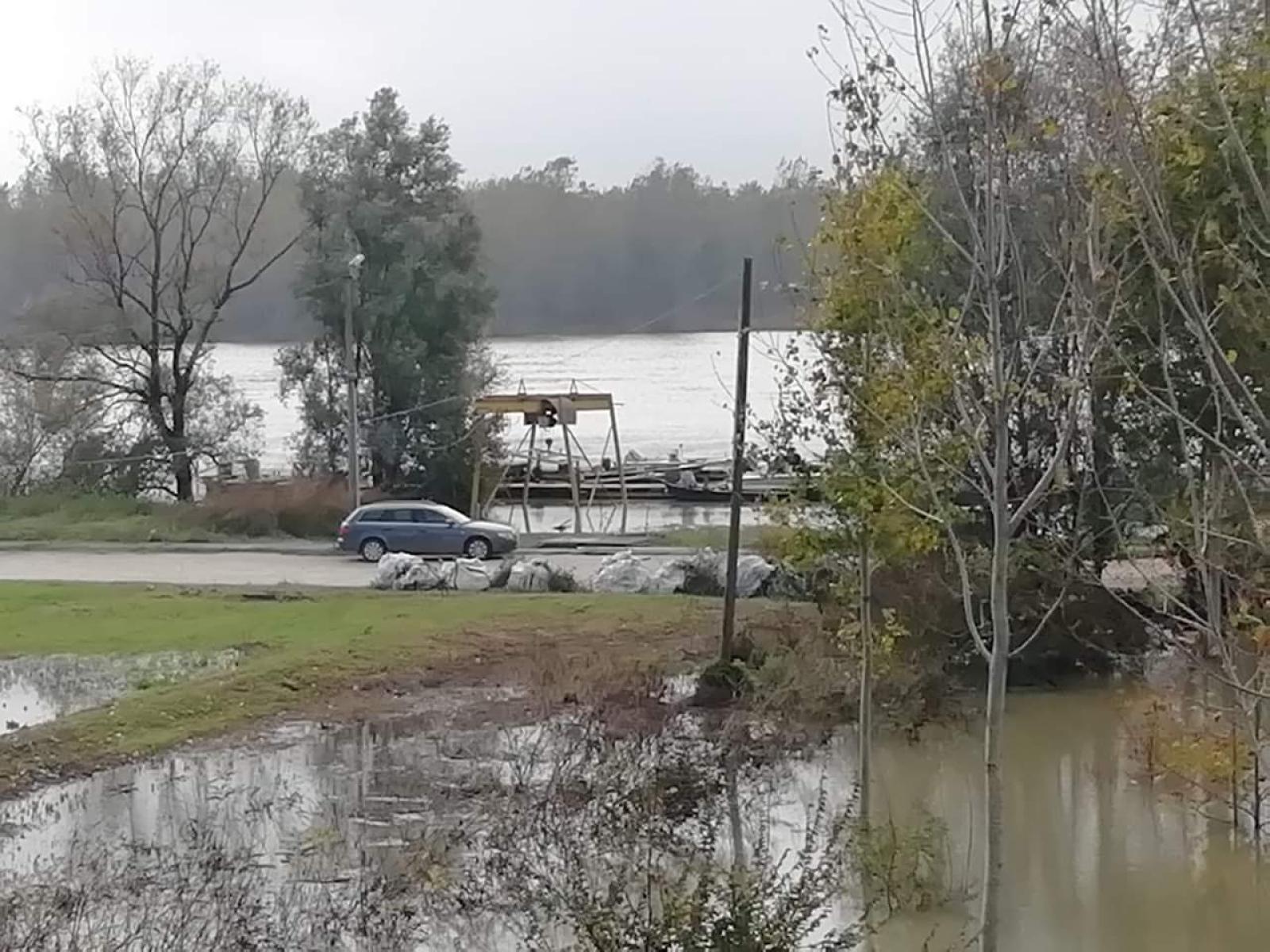 Nuovi sacchi di rifiuti vicino al Po