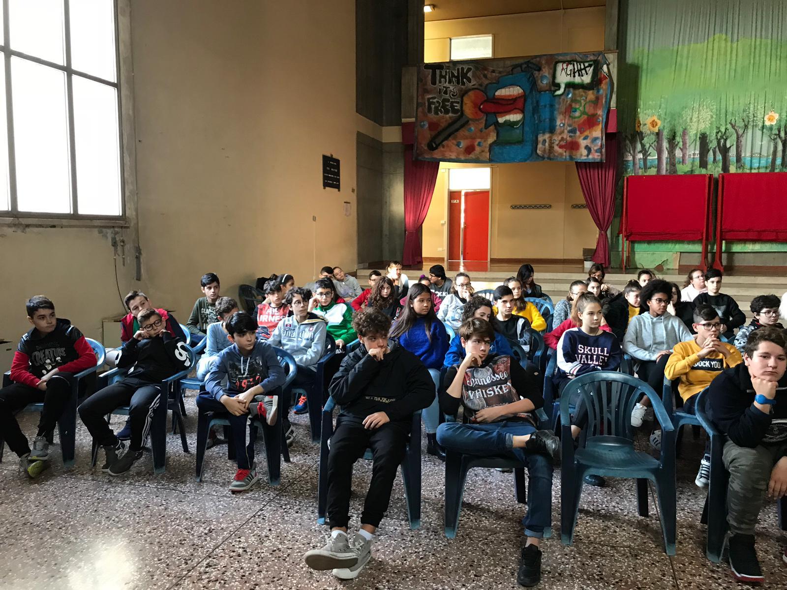 Alunni a scuola di alimentazione
