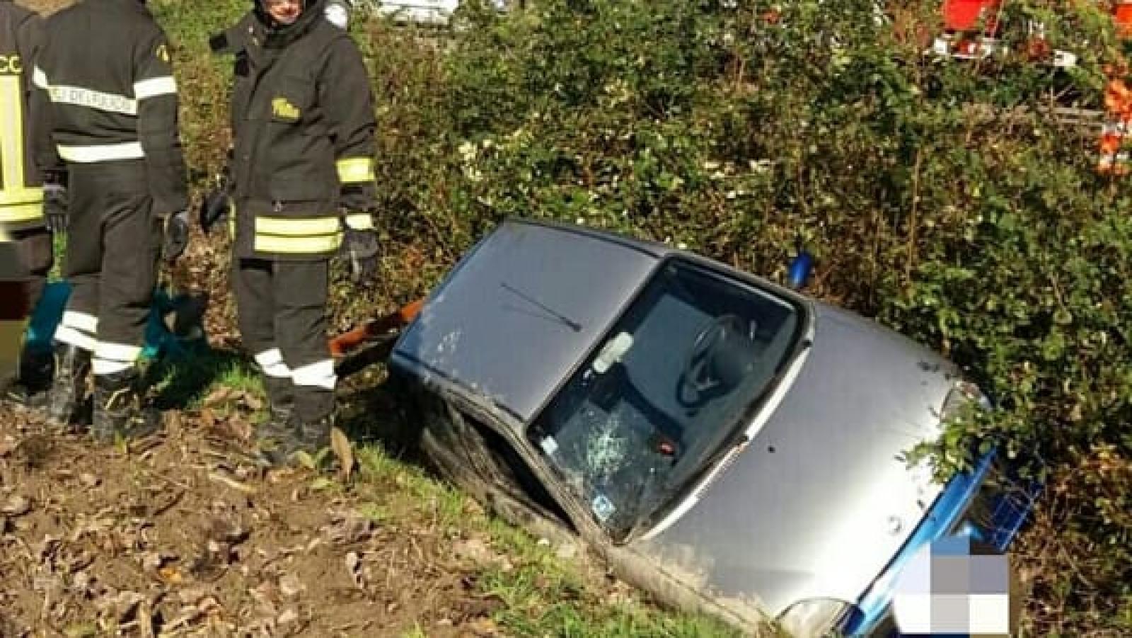 Finisce nel fosso con l'auto e muore mentre cerca di raggiungere la strada