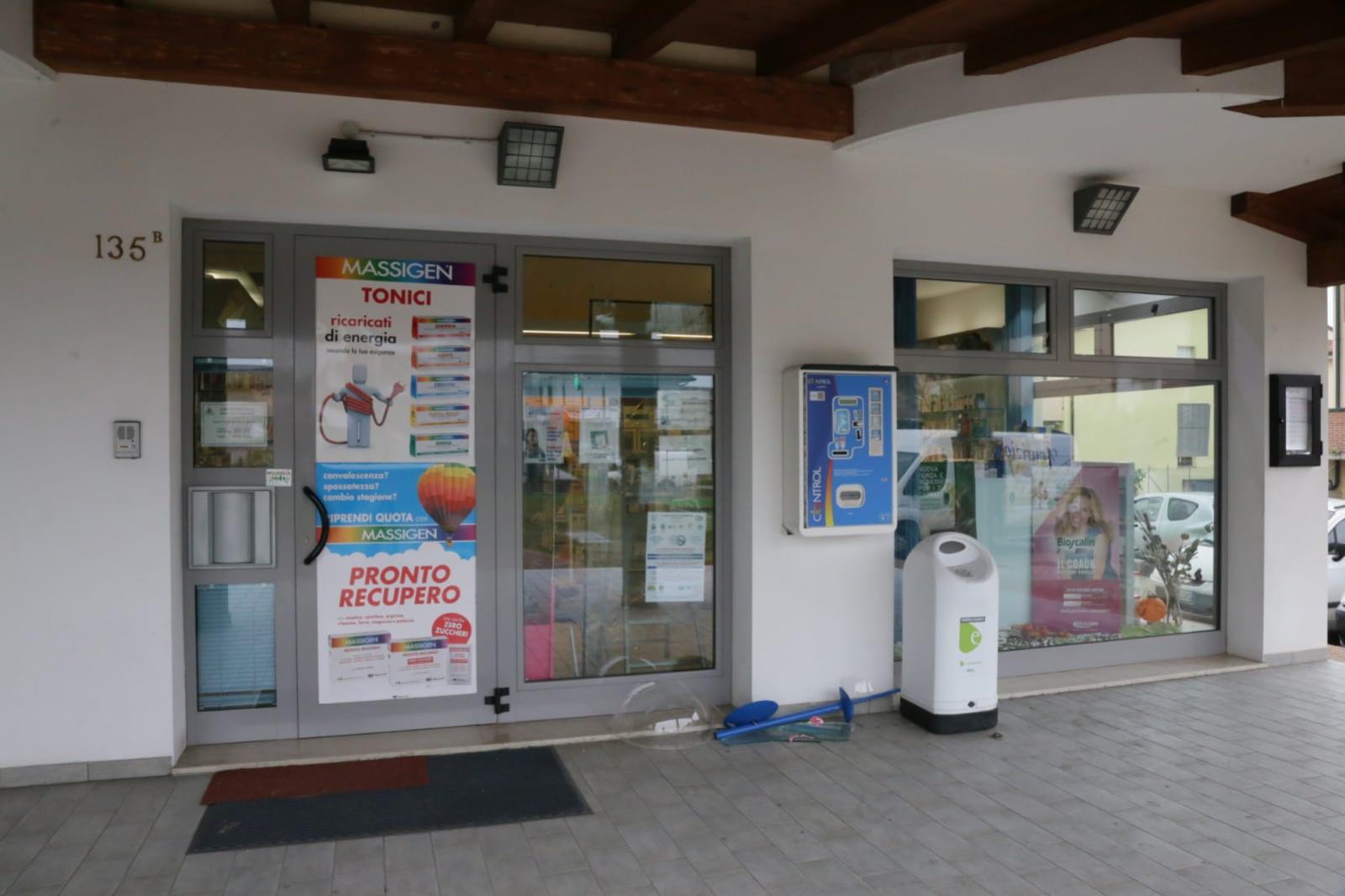 Spaccata nella farmacia comunale, i ladri scappano.