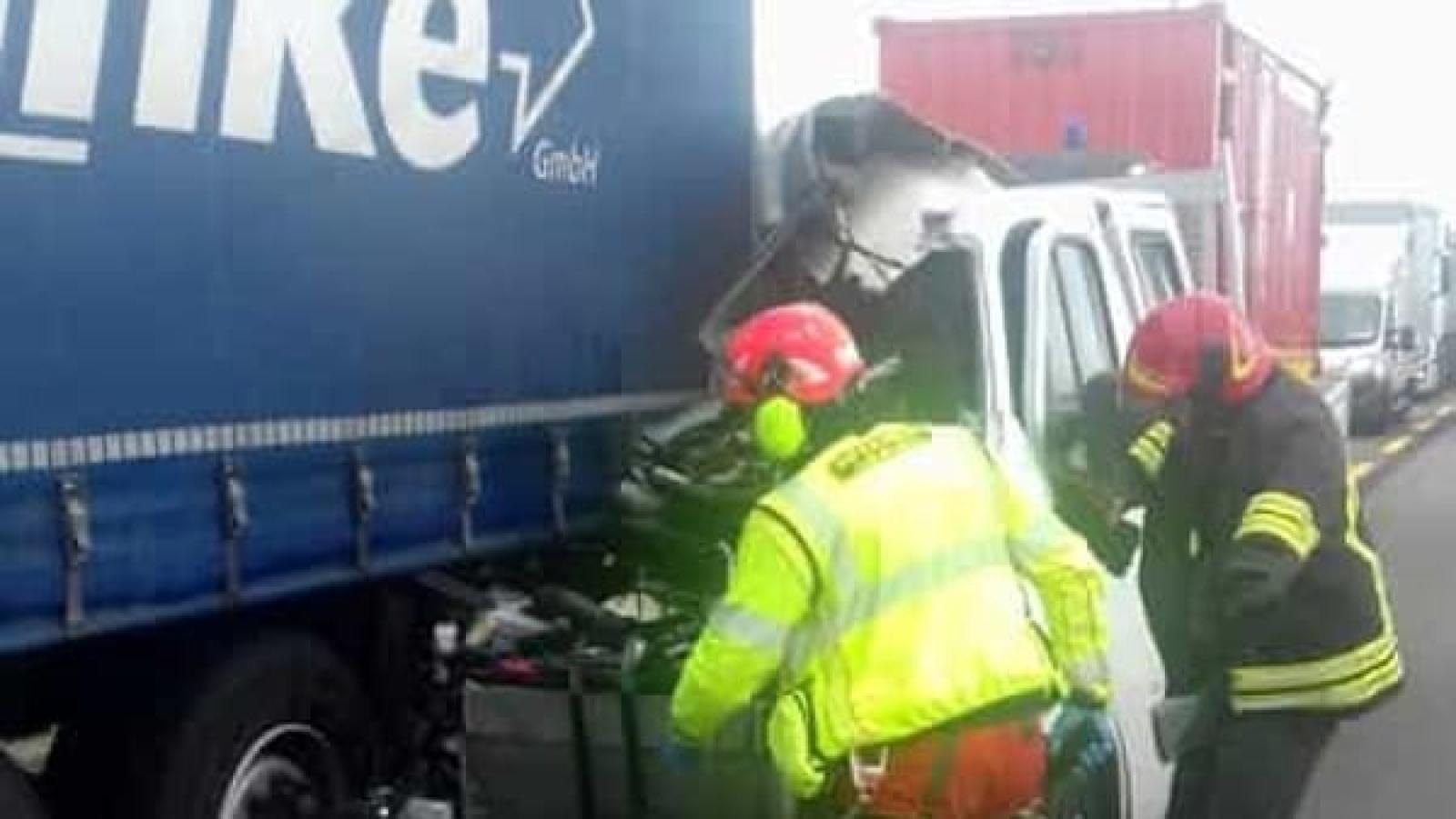 Tampona un tir e muore schiacciato fra le lamiere del suo furgone