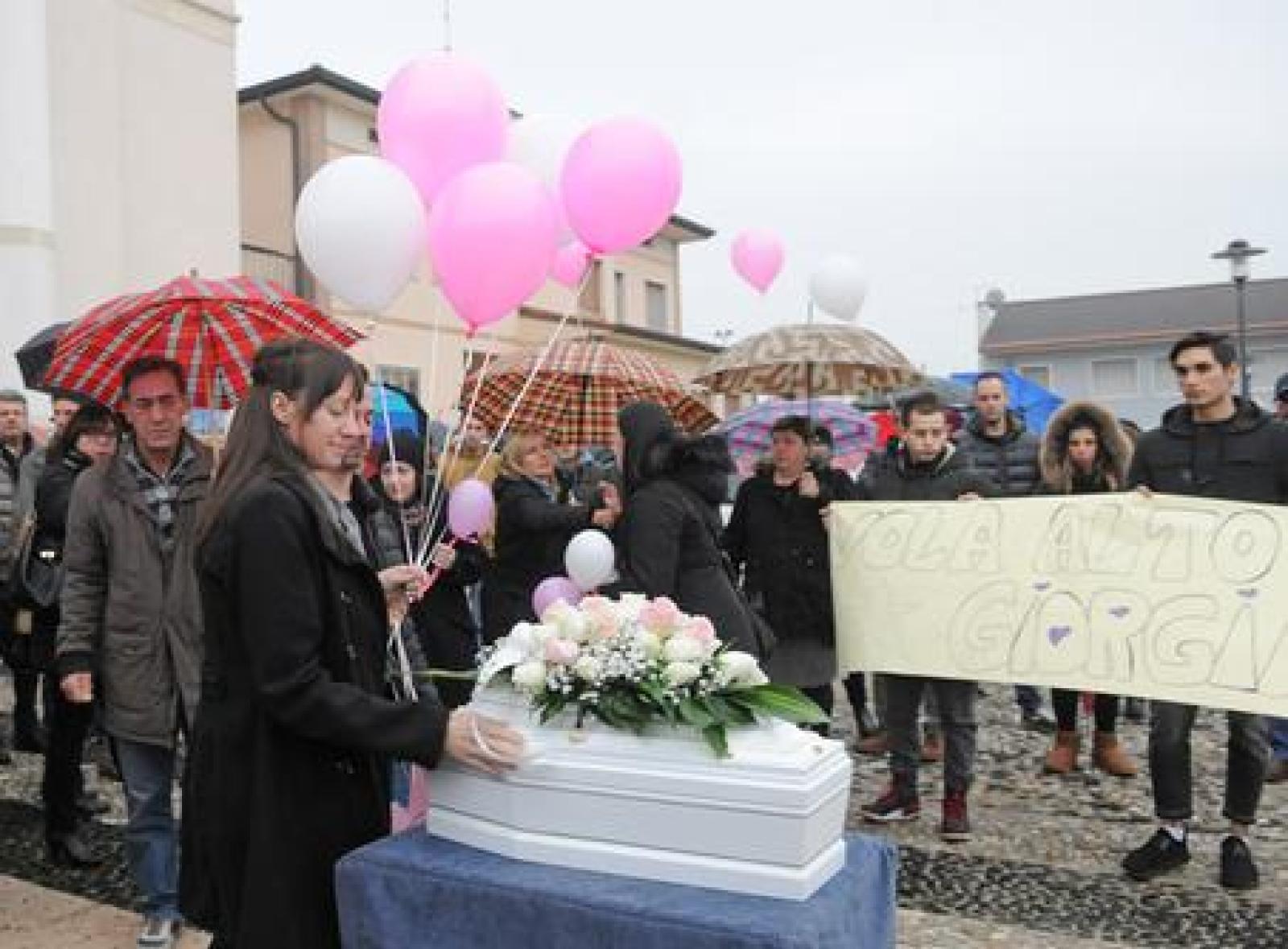 Una bara bianca per la piccola guerriera che non ce l'ha fatta