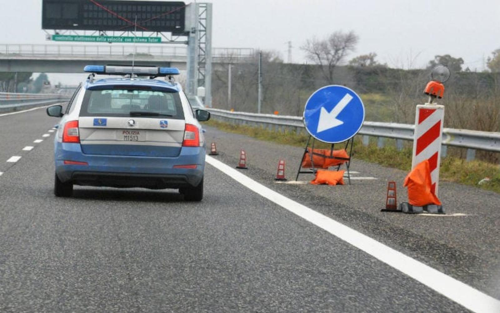 Fuori strada con l'autocarro in A13, muore 75enne