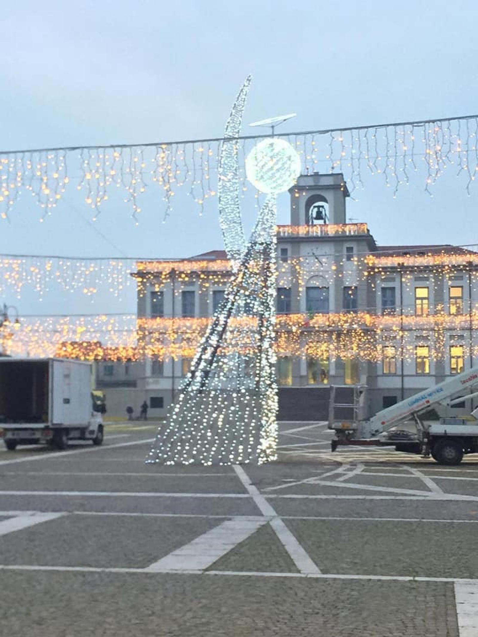 "Sono gi&agrave; pronta per allestire la mia citt&agrave; con delle splendide luminarie natalizie"