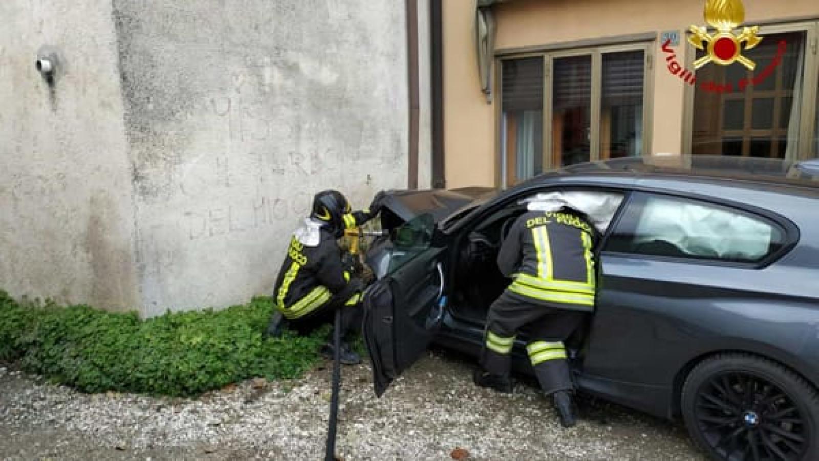 Si schianta contro il muro di una casa e trancia di netto i tubi del gas