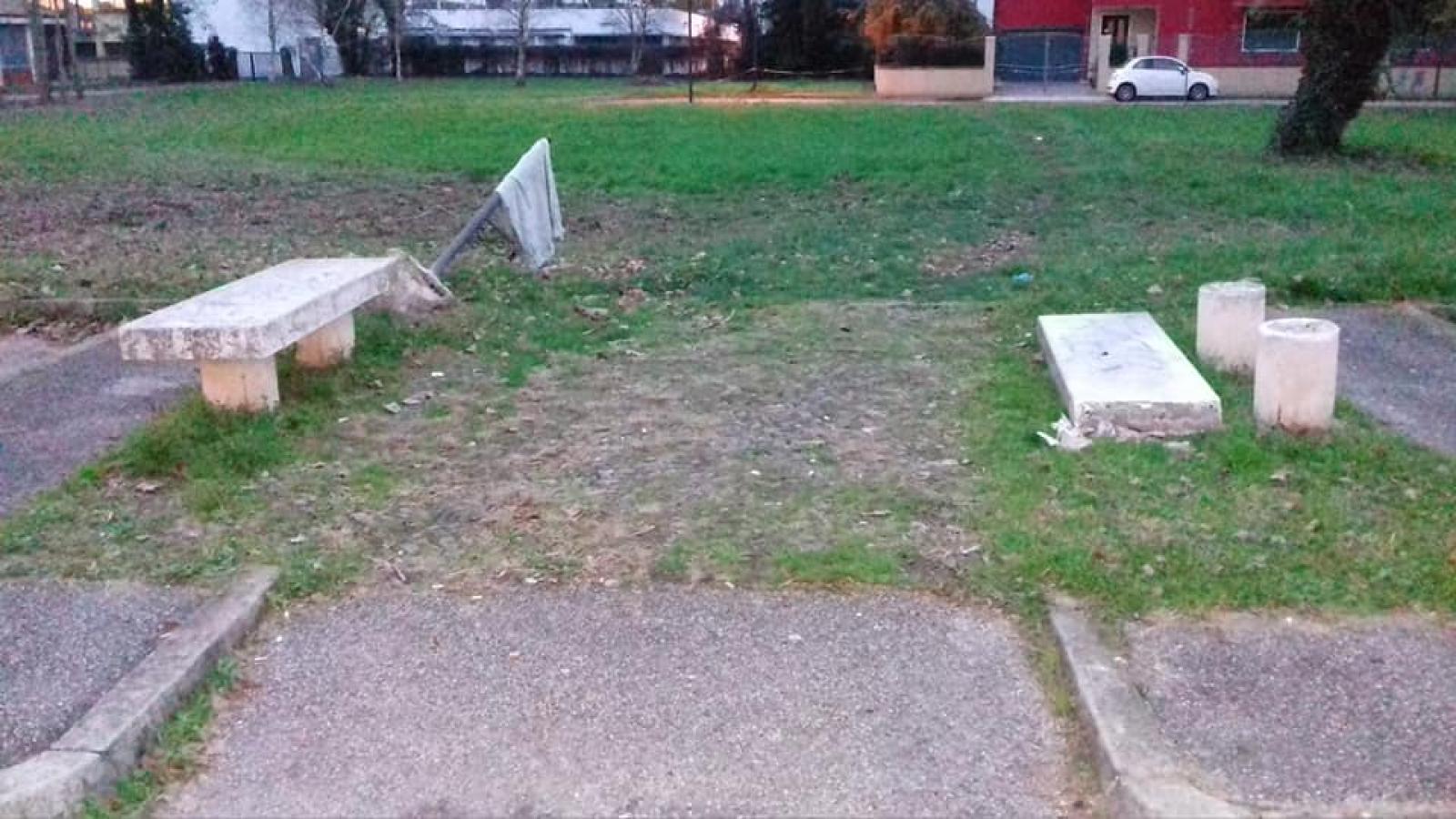 Vandali in azione al parchetto