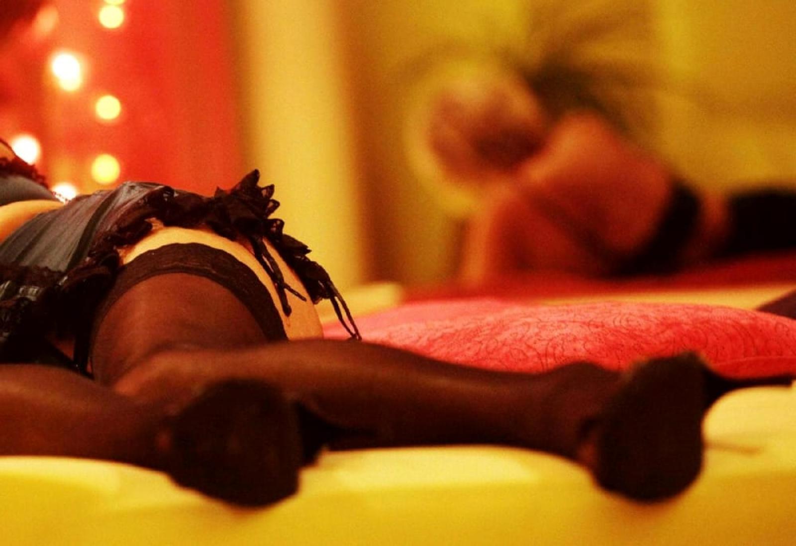 Si fa accompagnare da moglie e figlio a casa di una escort. E le fa saldare il conto