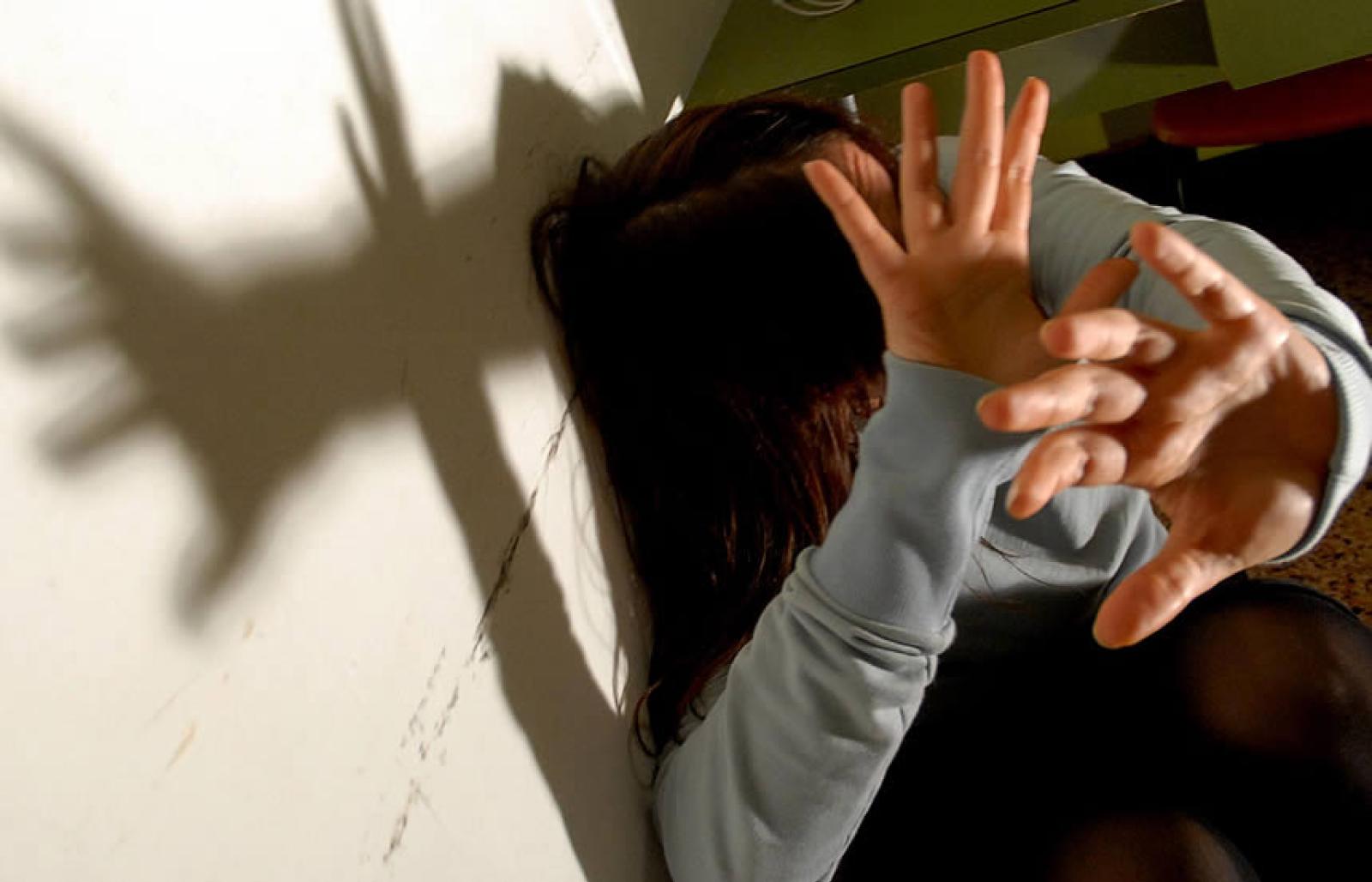 Fa entrare in casa e stupra una venditrice porta a porta