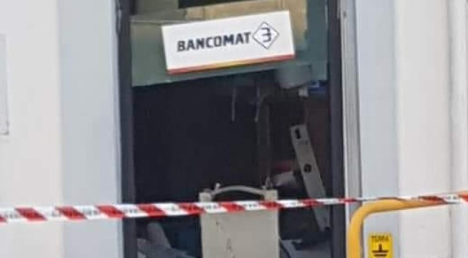 Boato nella notte: assalto al bancomat