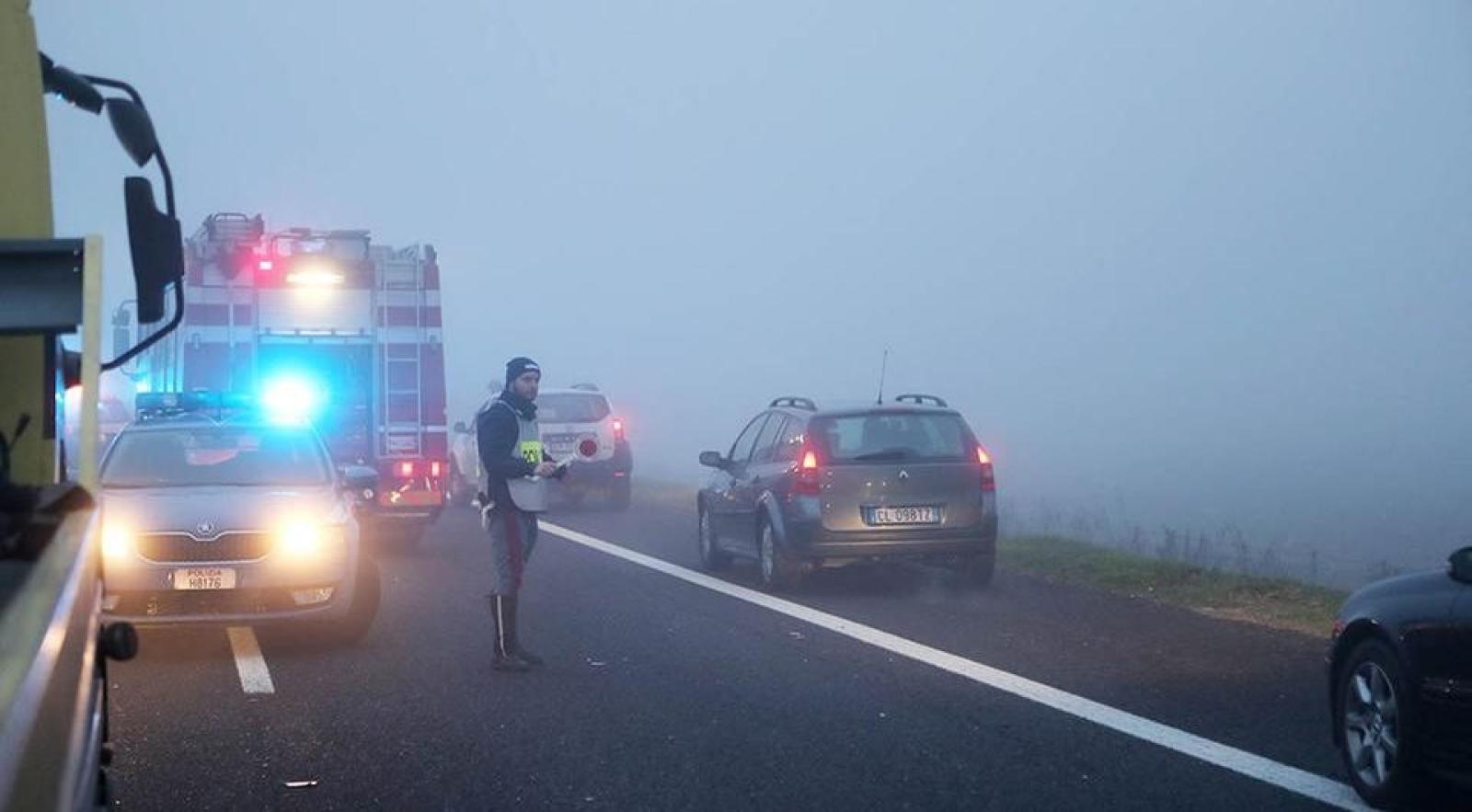 Nuovo schianto nella nebbia in A13: jeep contro un tir, muore il guidatore