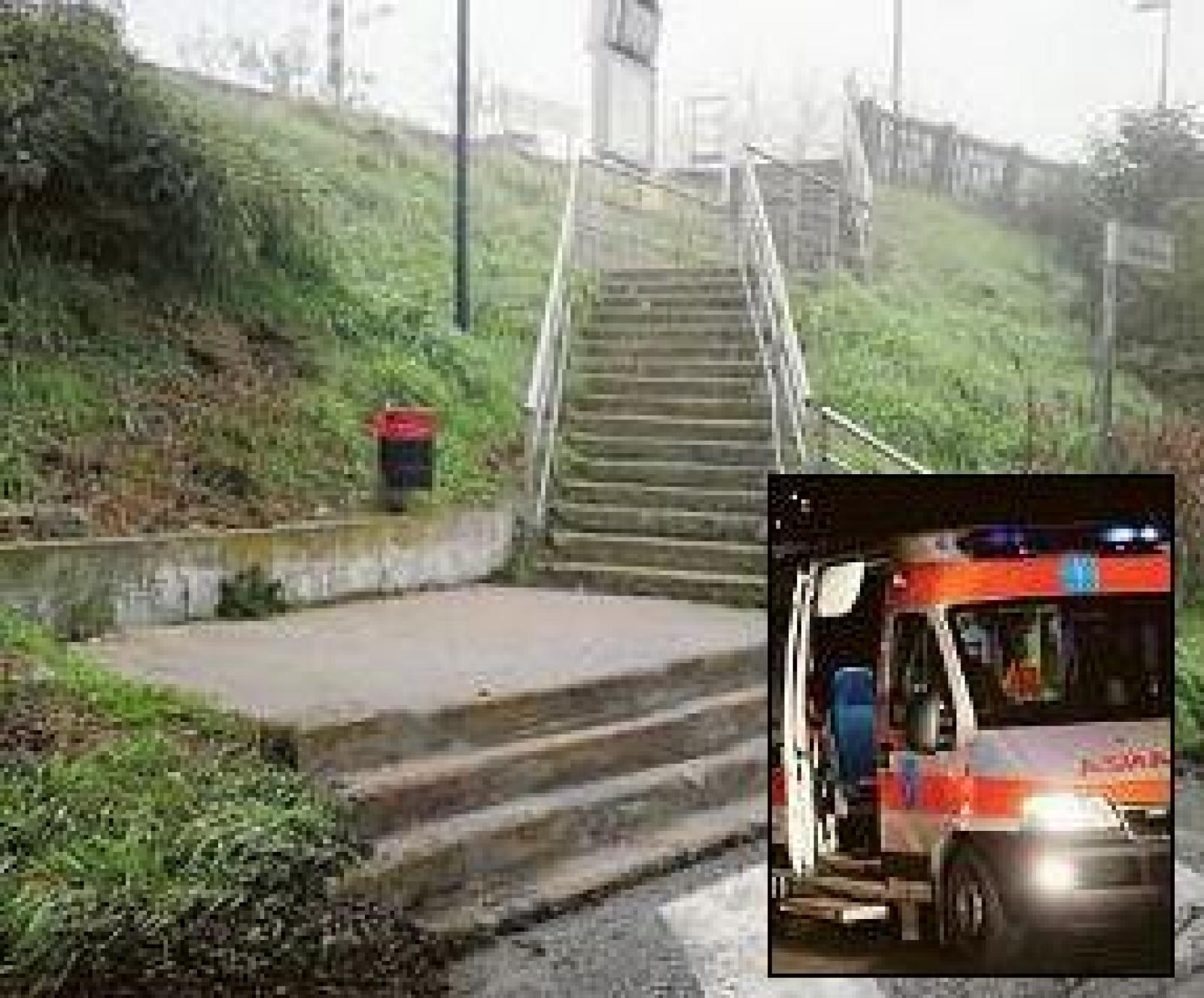 Muore con lo scooter contro la scalinata della stazione