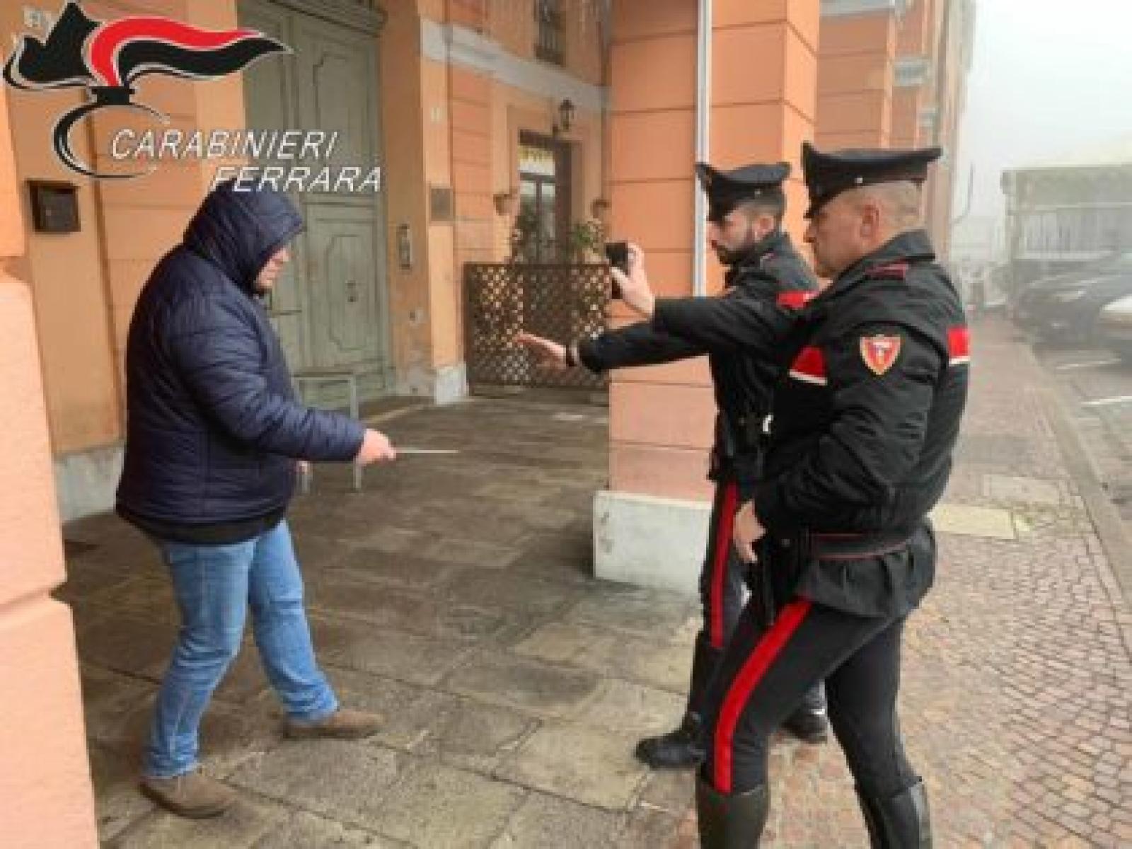 Minaccia i genitori col coltello, bloccato con lo spray