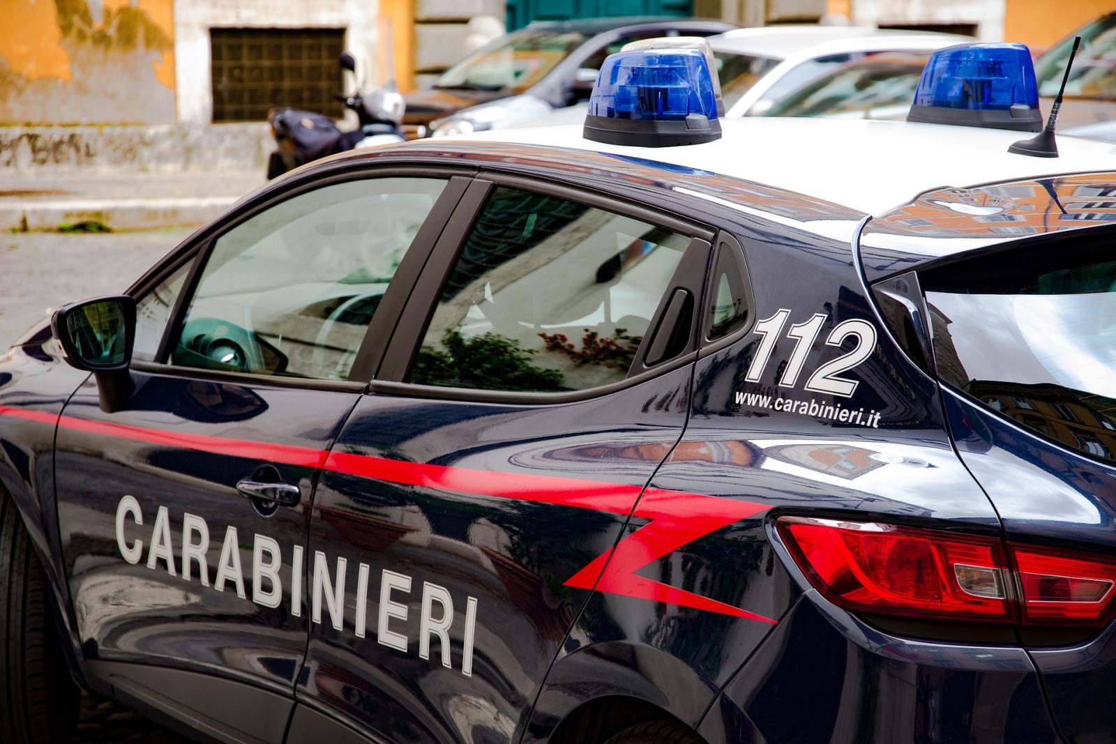 Mangia cocaina per evitare che i carabinieri la trovino, arrestato