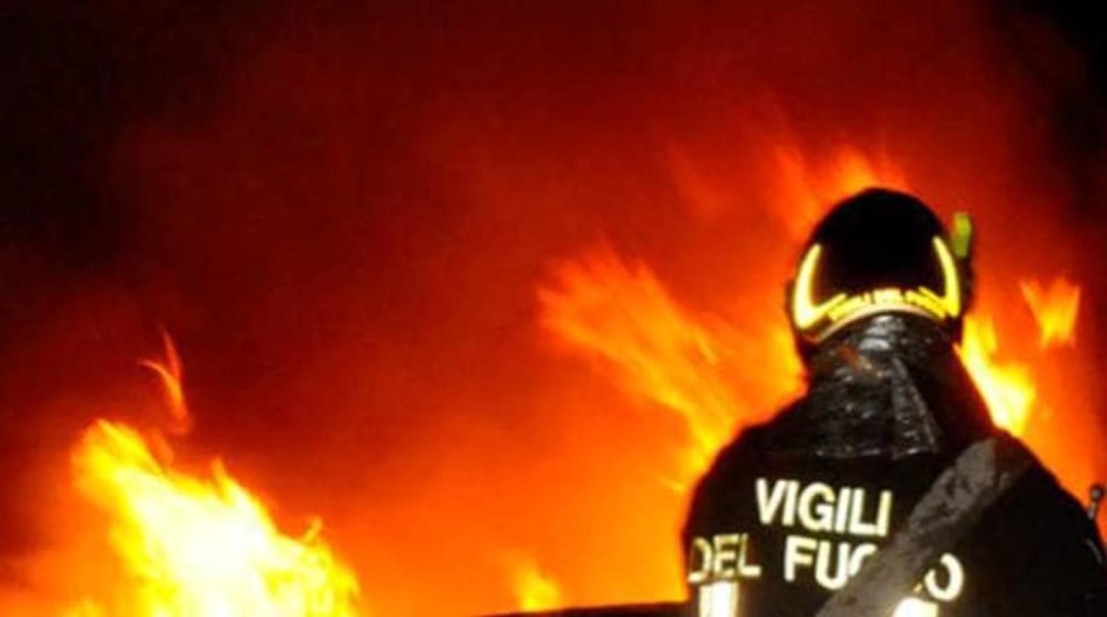 Enorme incendio in un magazzino di materiale elettrico