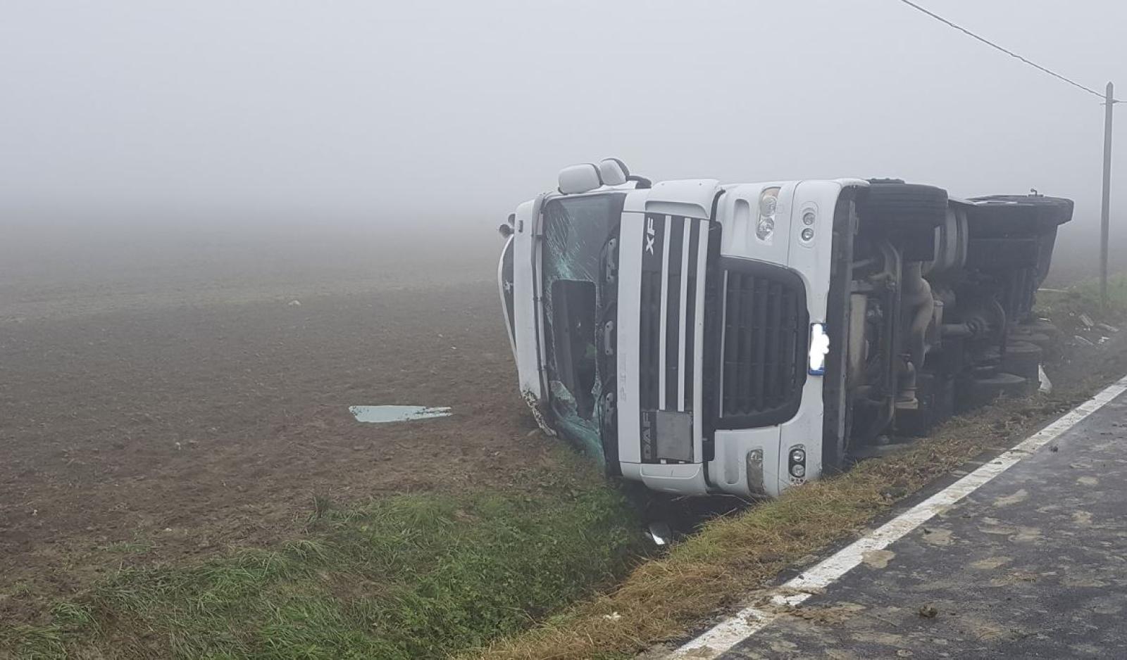 Camion carico di melassa di rovescia nel fosso a due passi dal Po