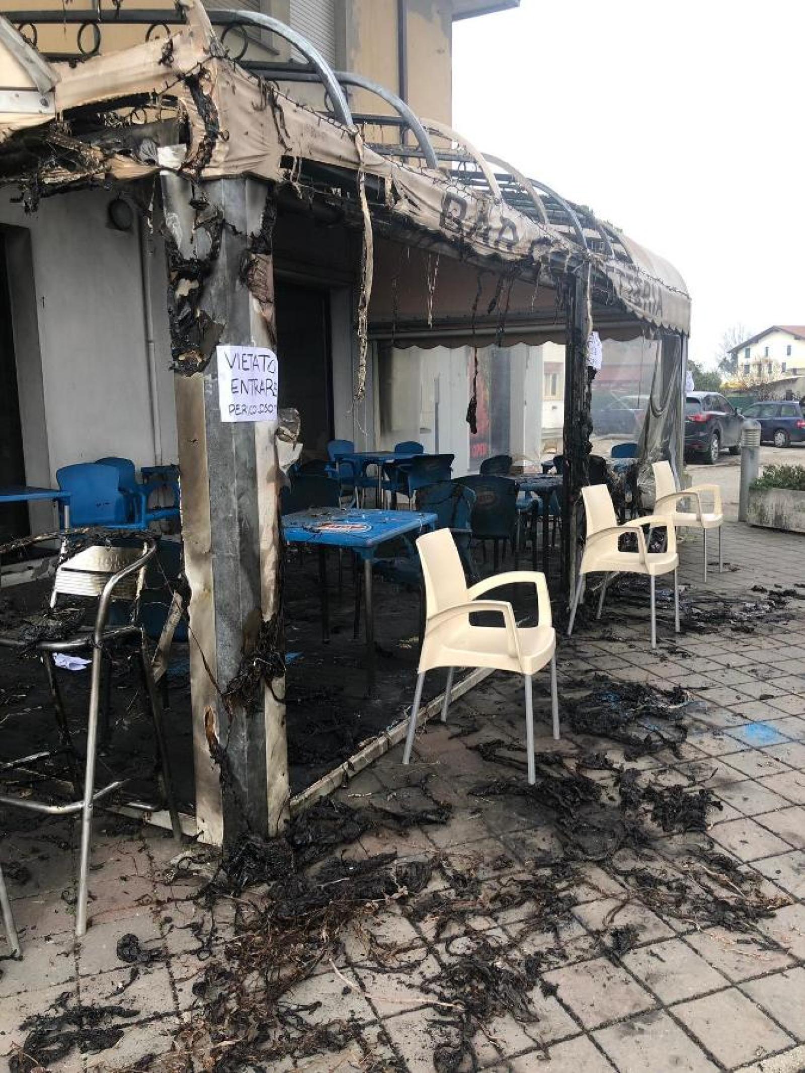 Bar a fuoco, i proprietari domano l&rsquo;incendio