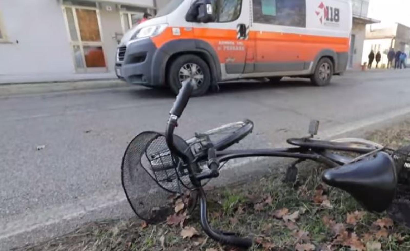 Ciclista investito da un'auto, &egrave; grave