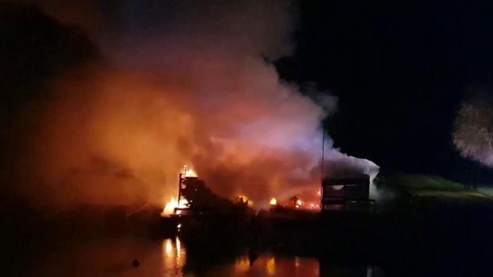 Le fiamme distruggono un bilancione