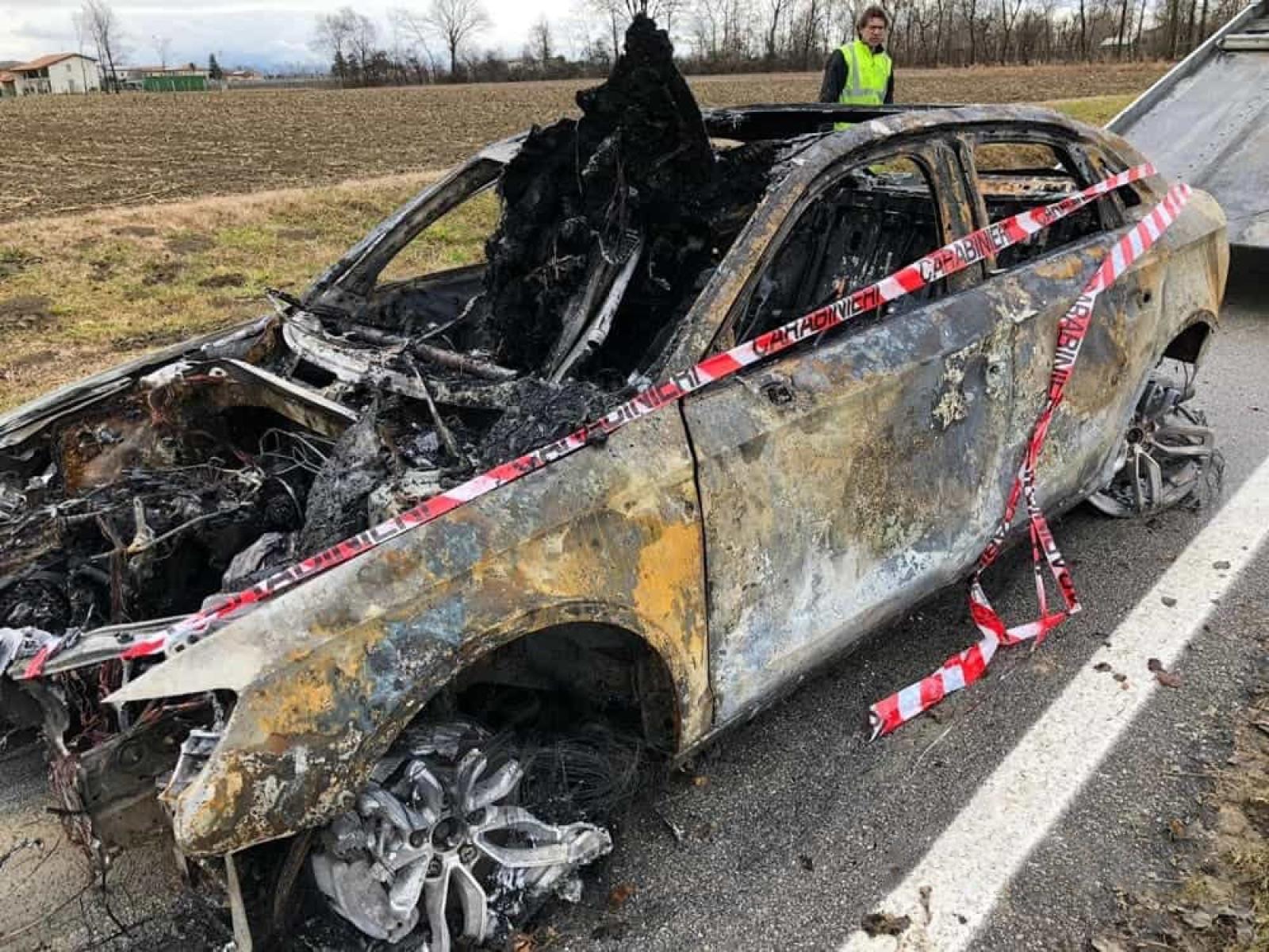 Bruciata un'auto rubata in mezzo alla campagna