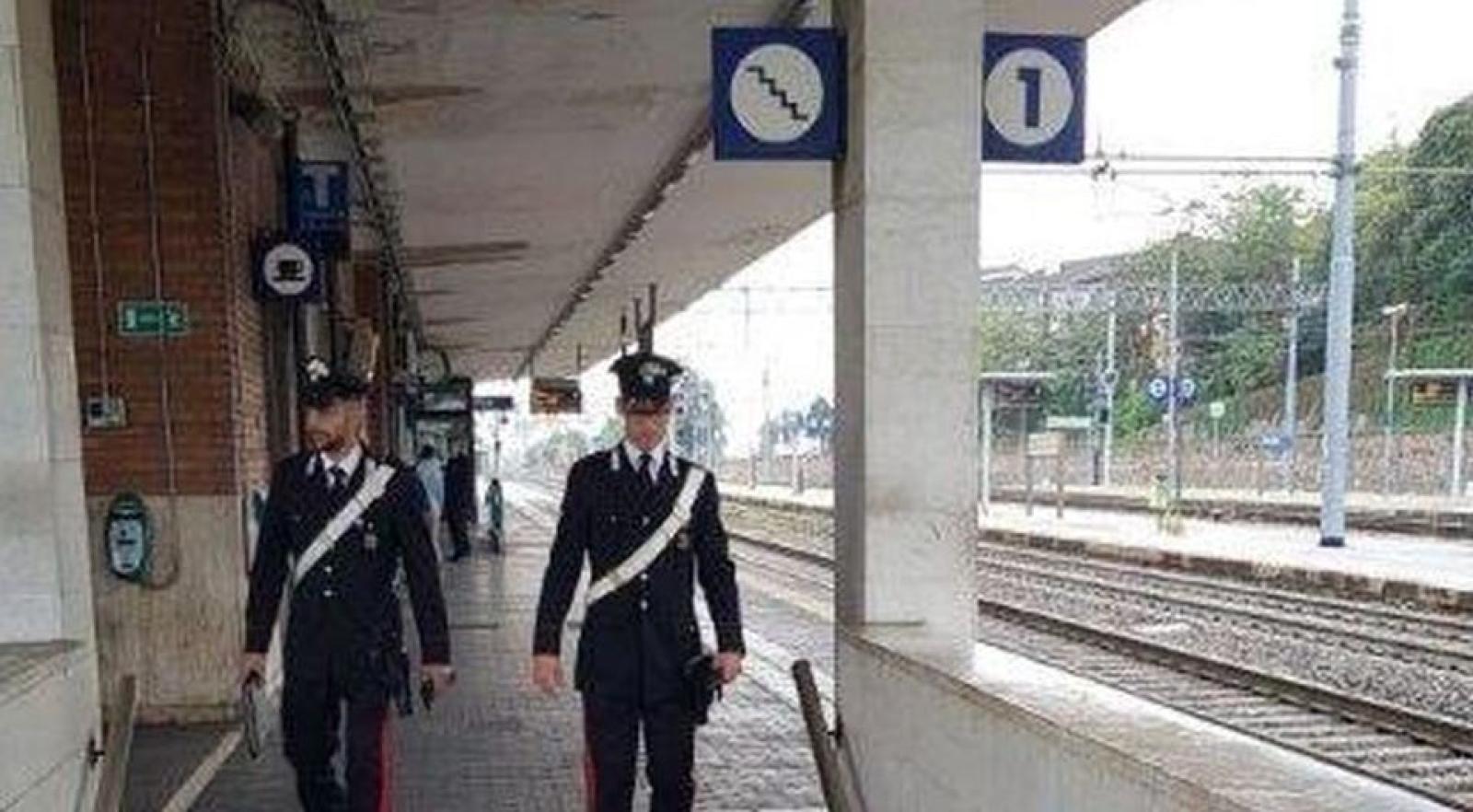 Senza biglietto e con la droga, aggredisce il capotreno