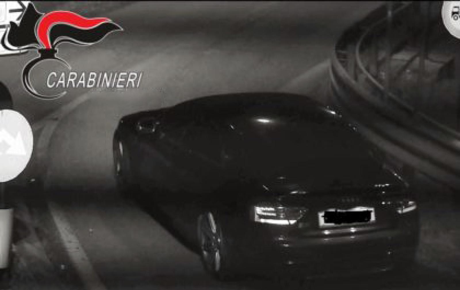 Sperona l&rsquo;auto dei carabinieri, parte la caccia all'Audi pirata