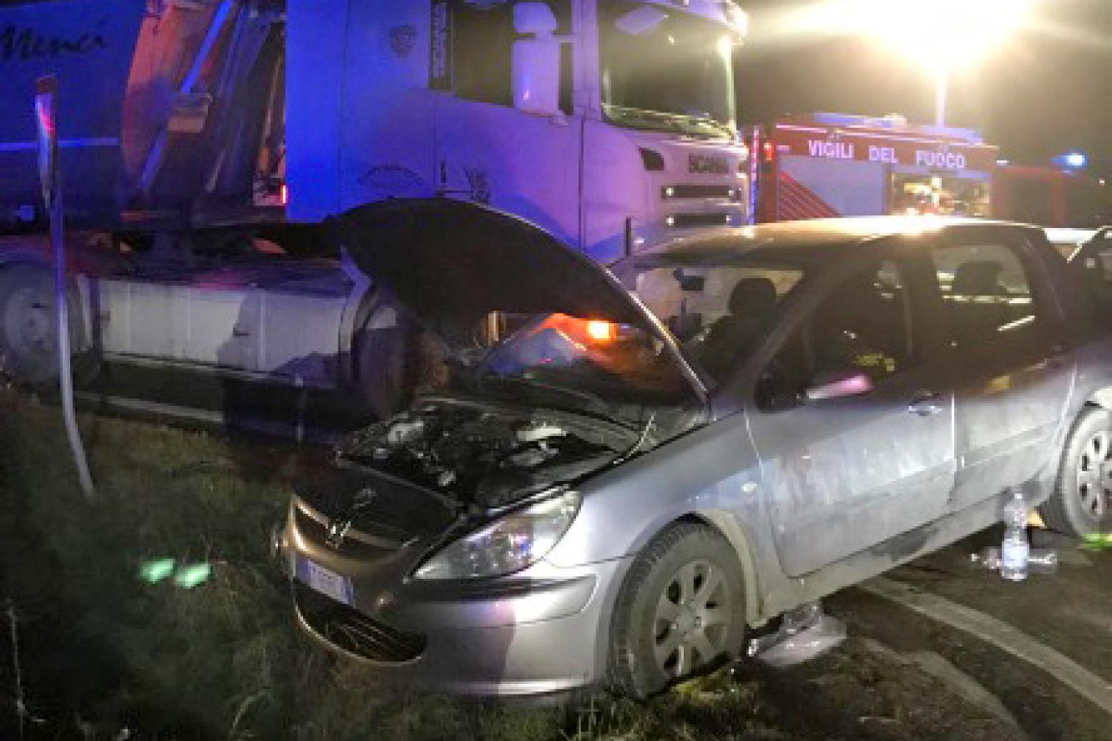 Due auto si schiantano contro un camion