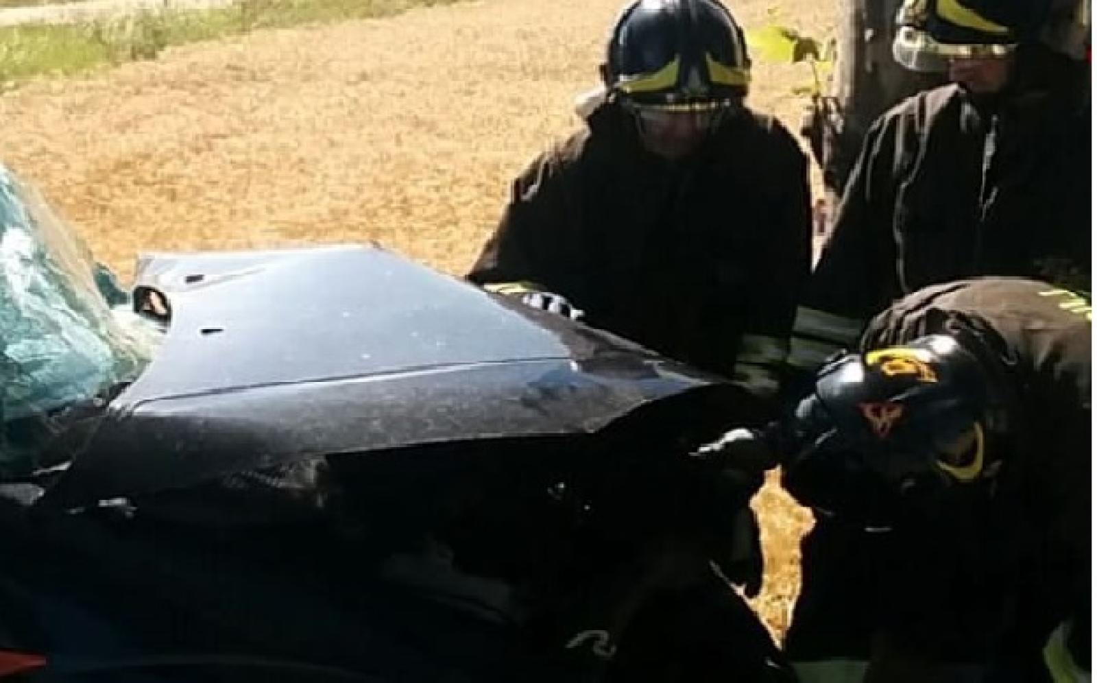 Schianto frontale fra un'auto e un furgone, grave una donna