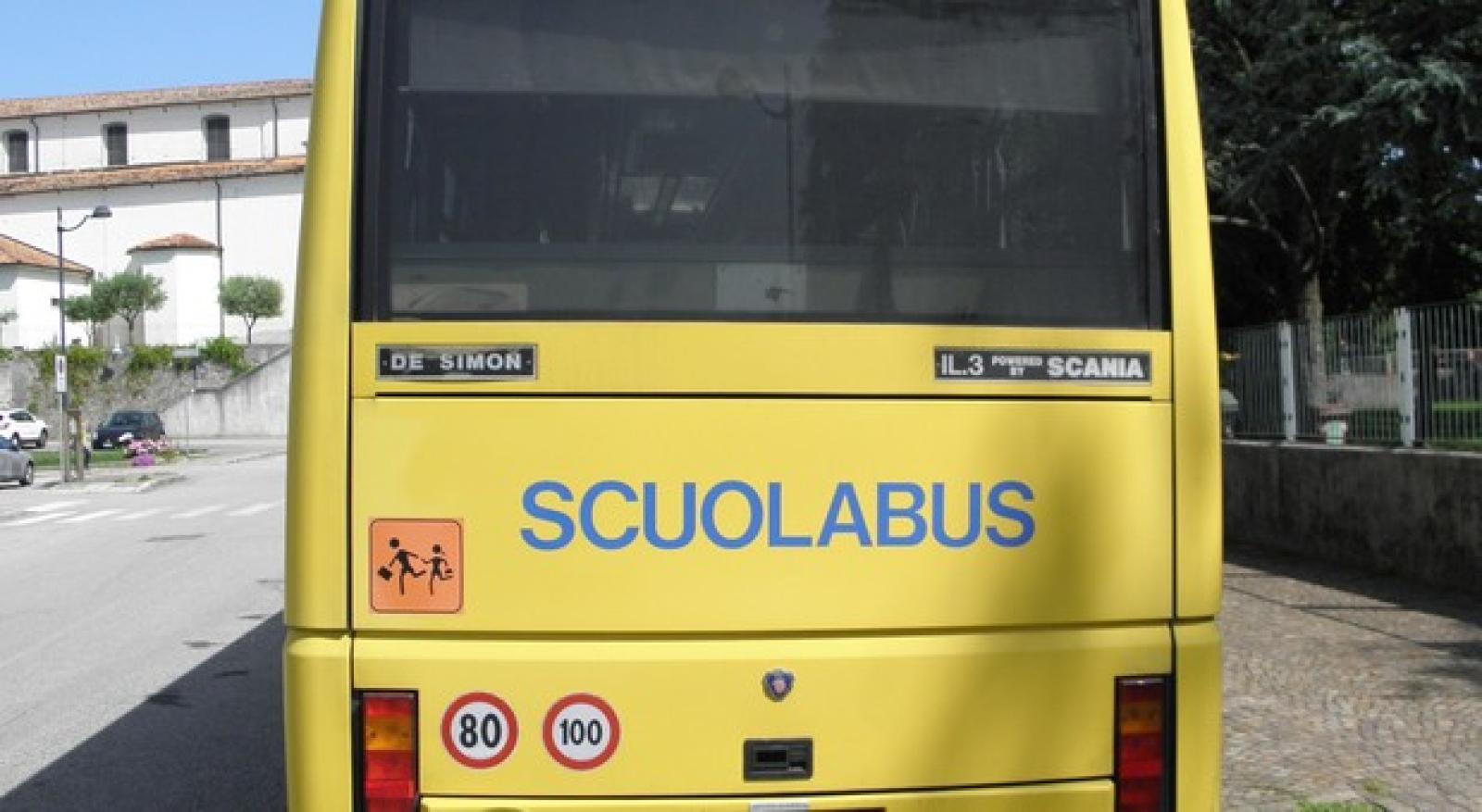 Schianto tra uno scuolabus e un furgoncino