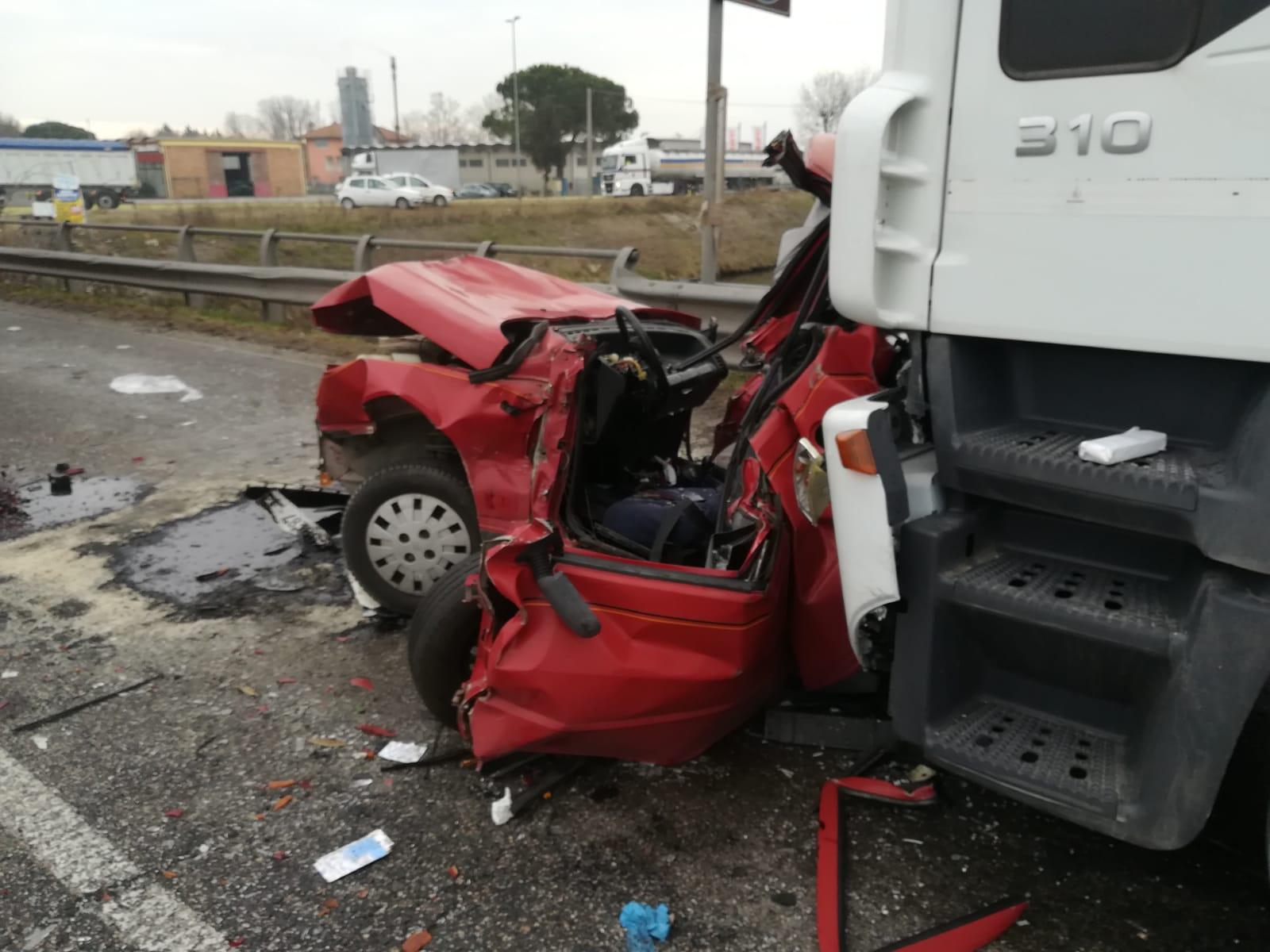 Tremendo incidente sulla Romea, muore schiacciata una 62enne