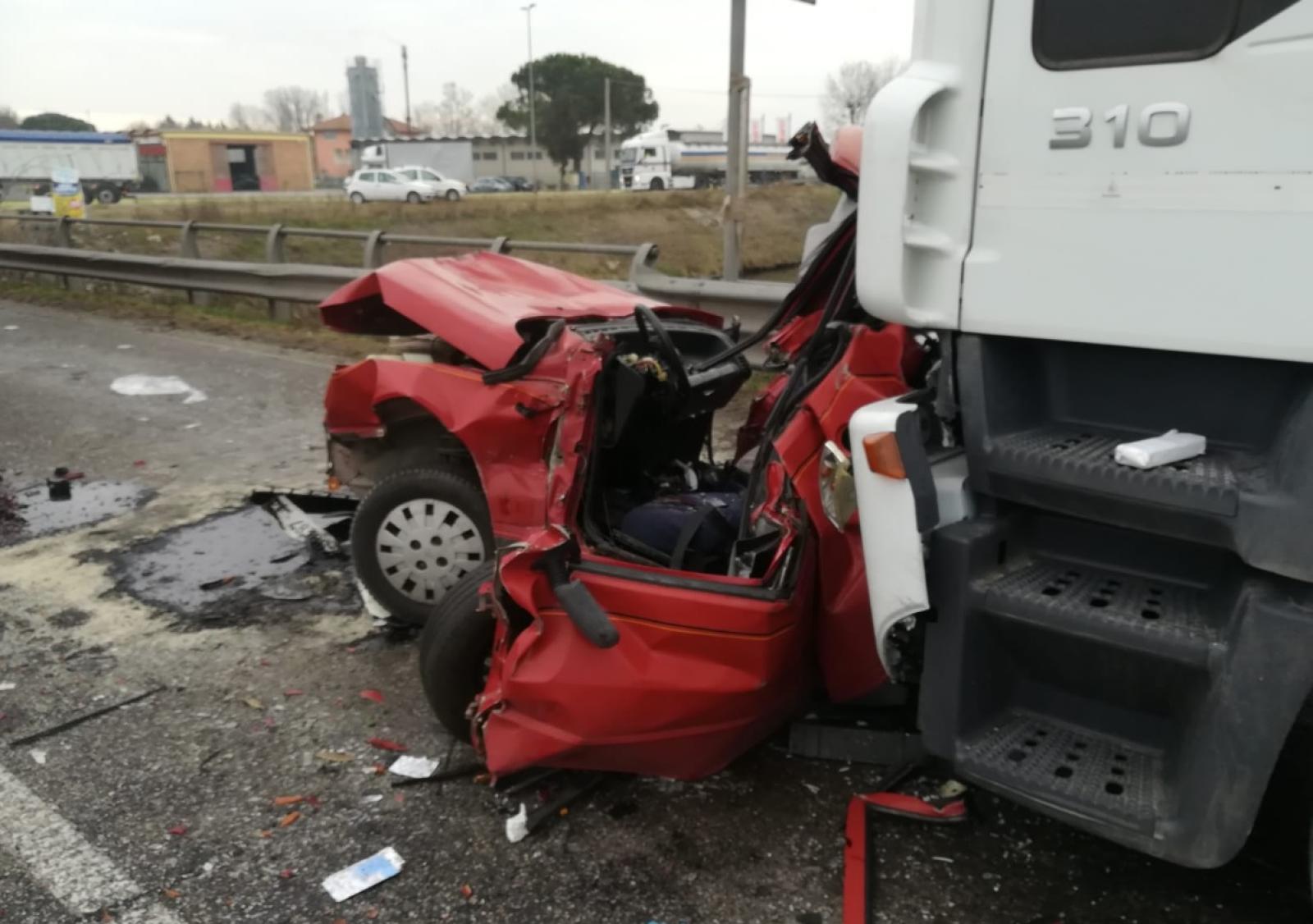 Schianto in Romea, muore una 62enne