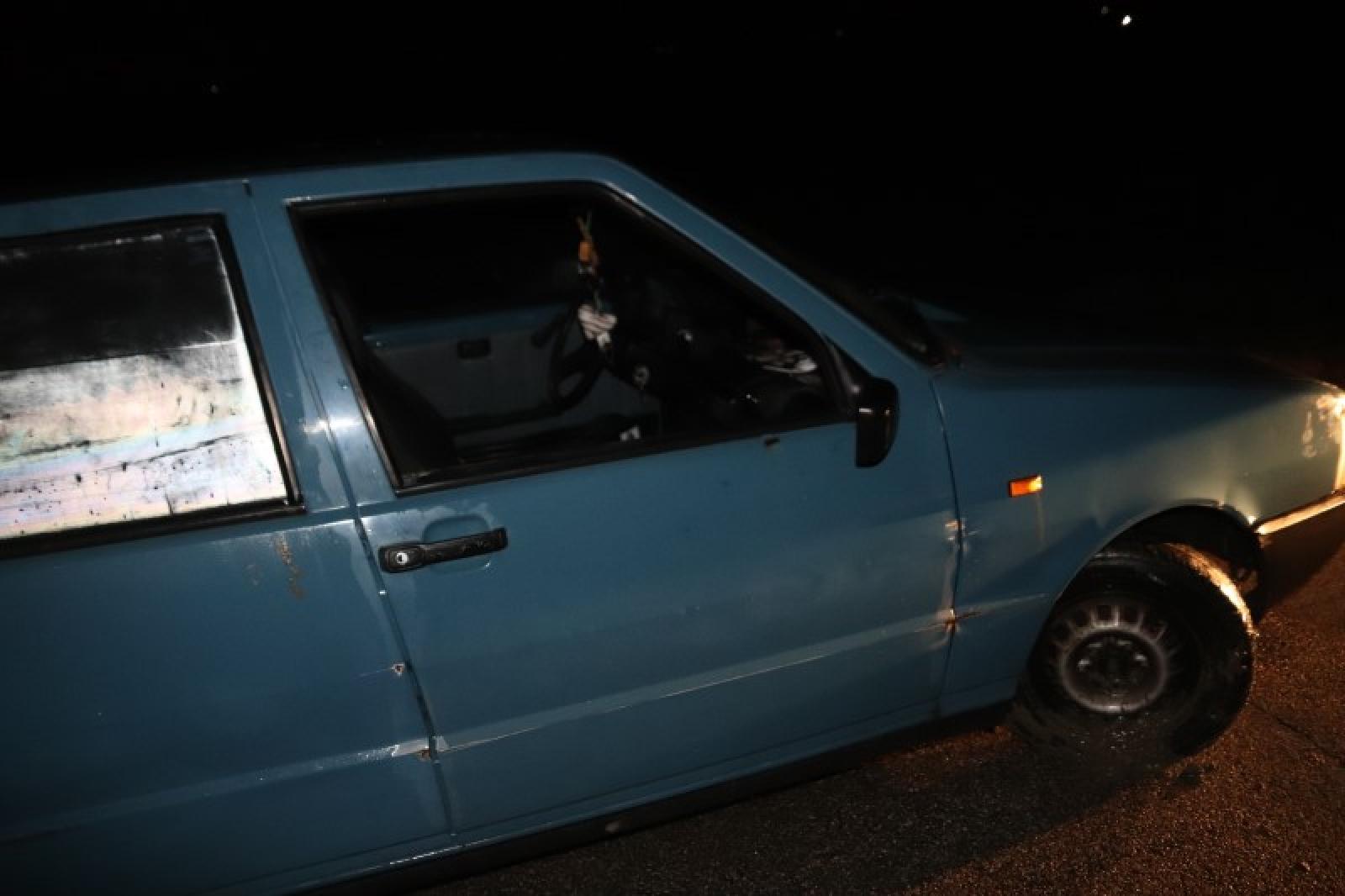 Finisce con l'auto nel canale: salva per miracolo