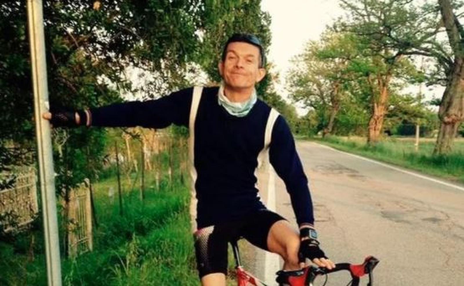 Muore all'improvviso a 47 anni mentre fa il turno di notte in fabbrica