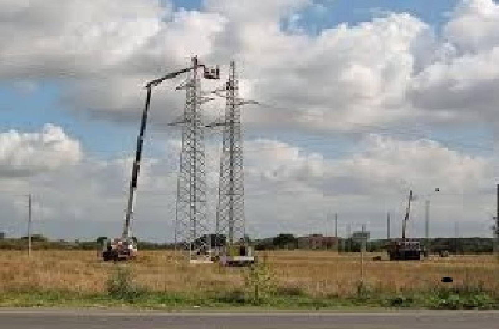 Traliccio dell'alta tensione spezzato, strada arginale ancora chiusa