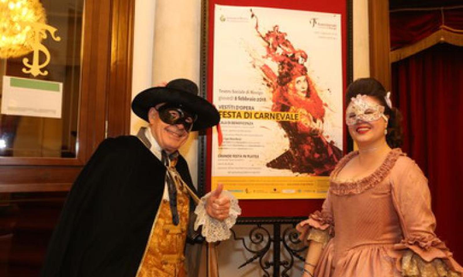 Salta la contestatissima Festa in maschera al Sociale